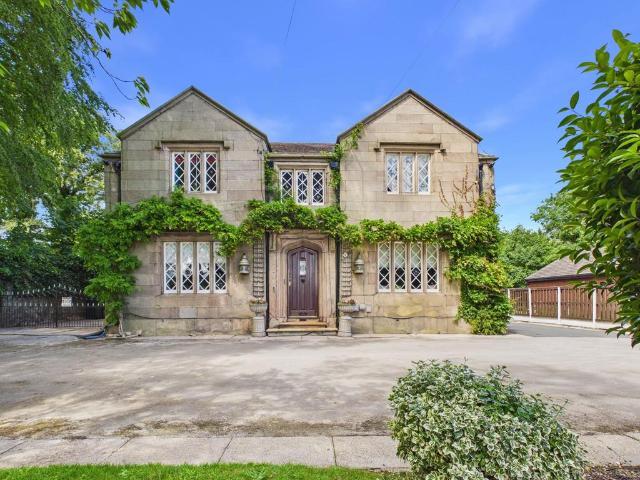 6 bedroom detached house for sale