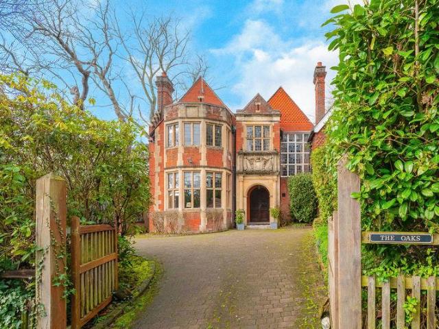 6 bedroom detached house for sale