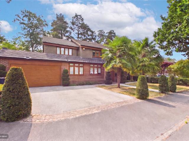 6 bedroom detached house for sale