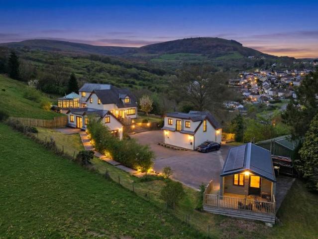 6 bedroom detached house for sale