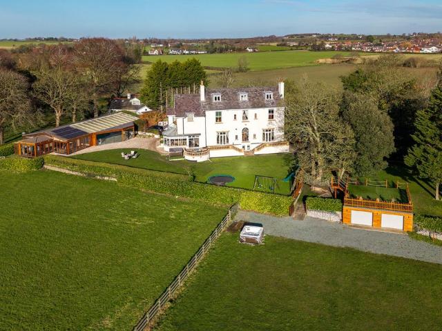 6 bedroom detached house for sale