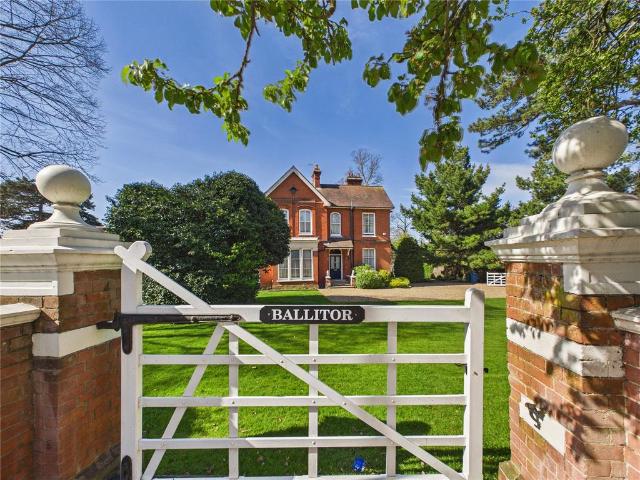 6 bedroom detached house for sale