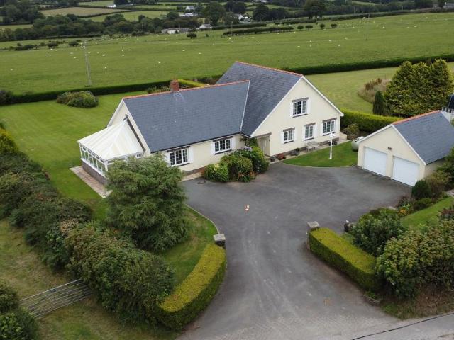 6 bedroom detached house for sale
