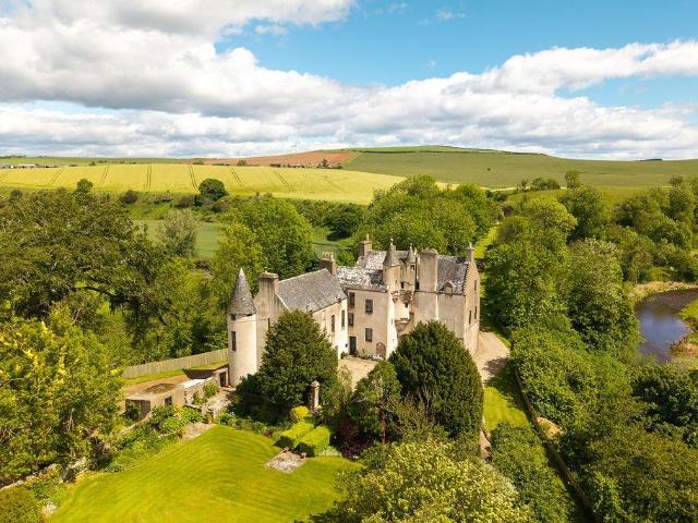 6 bedroom detached house for sale