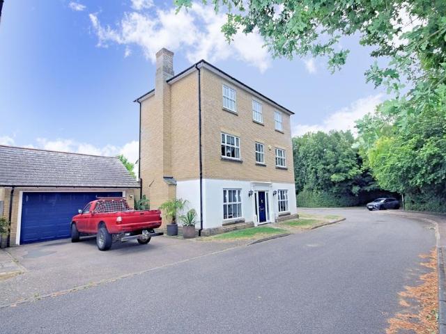 6 bedroom detached house for sale