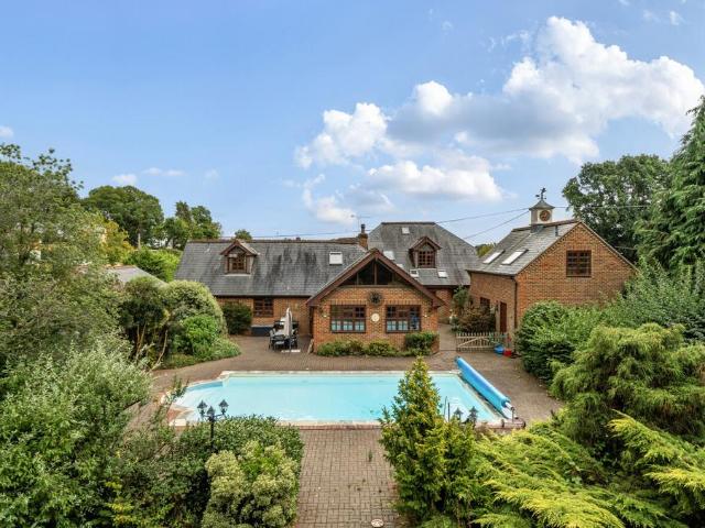 6 bedroom detached house for sale
