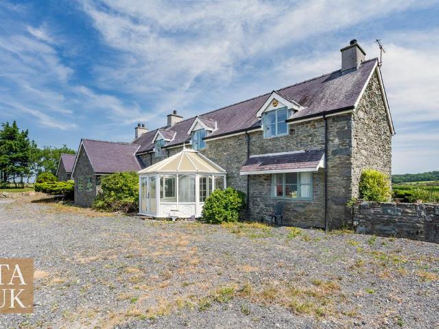 6 bedroom detached house for sale