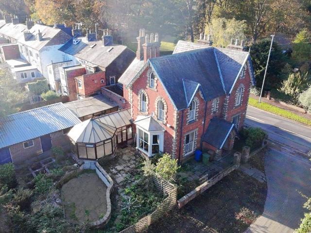 6 bedroom detached house for sale
