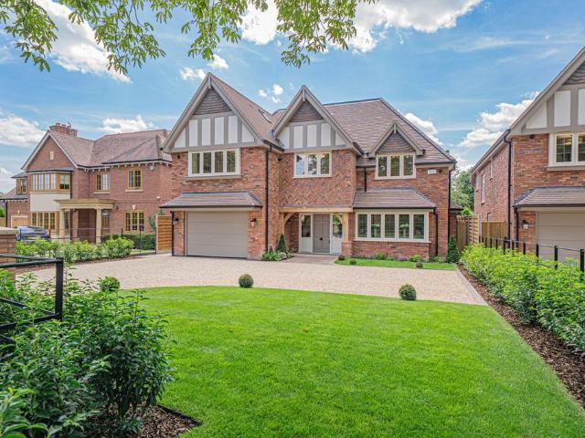 6 bedroom detached house for sale