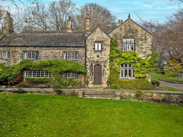 6 bedroom detached house for sale