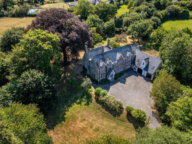 6 bedroom detached house for sale