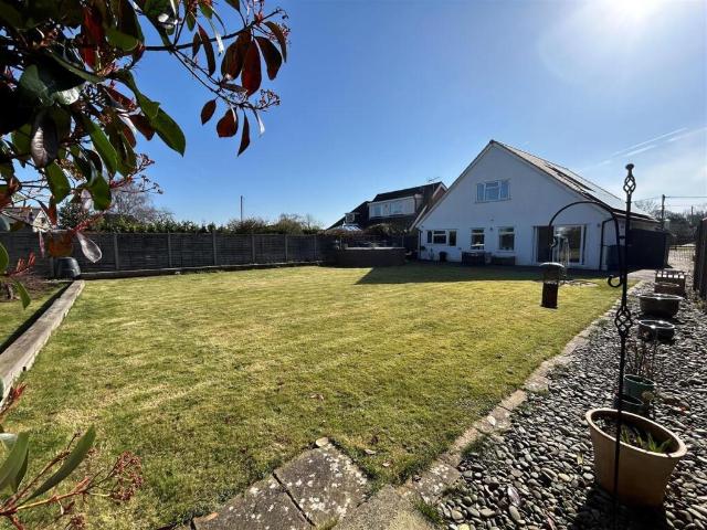 6 bedroom detached house for sale