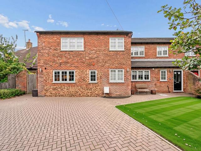 6 bedroom detached house for sale