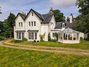 6 bedroom detached house for sale