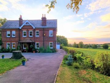 6 bedroom detached house for sale