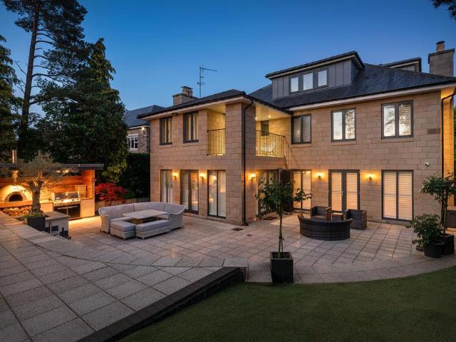 6 bedroom detached house for sale