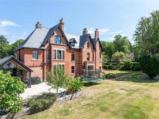 6 bedroom detached house for sale