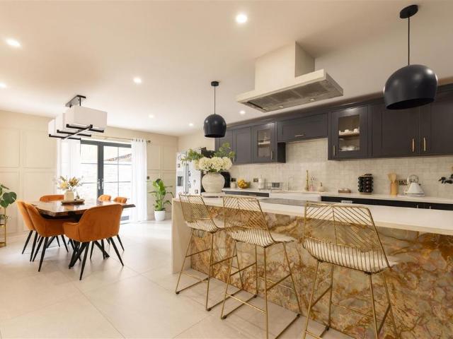 6 bedroom detached house for sale