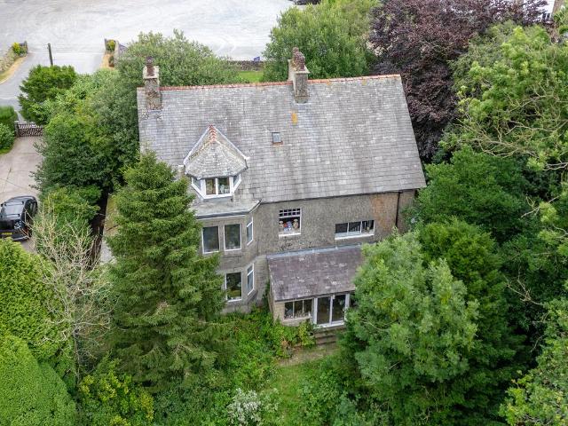 6 bedroom detached house for sale