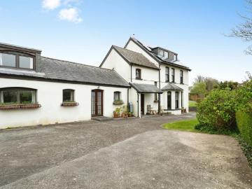 6 bedroom detached house for sale
