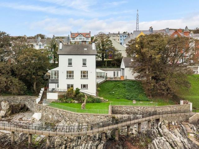 6 bedroom detached house for sale