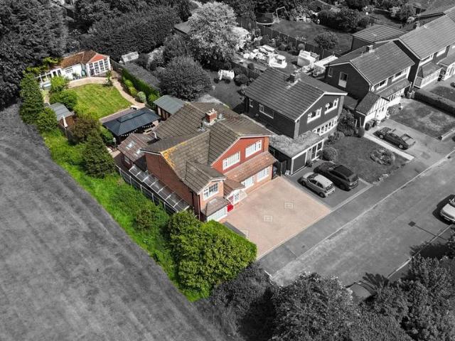 6 bedroom detached house for sale