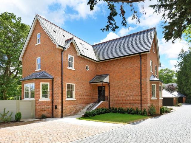6 bedroom detached house for sale