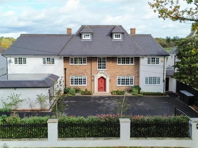 6 bedroom detached house for sale