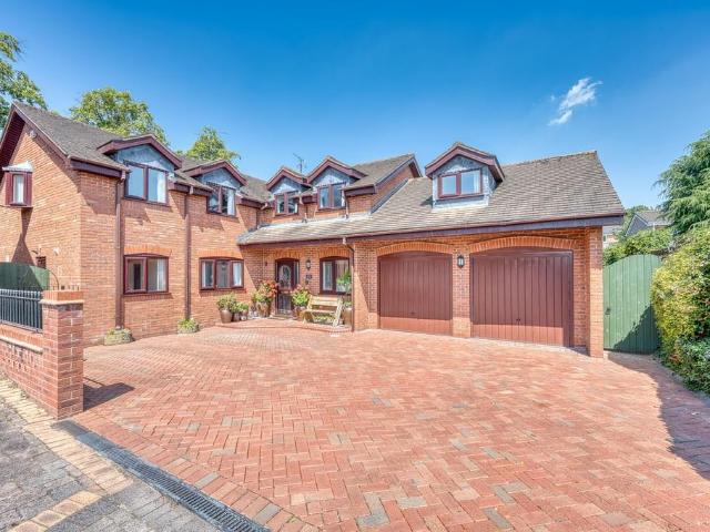 6 bedroom detached house for sale