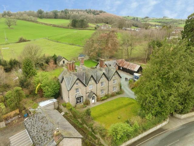 6 bedroom detached house for sale