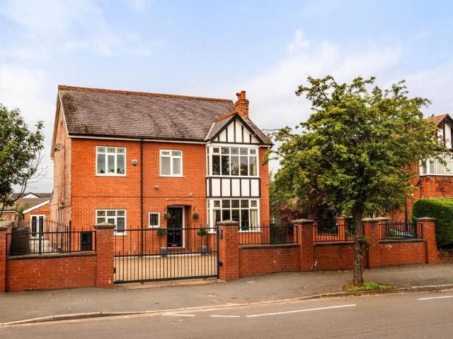 6 bedroom detached house for sale