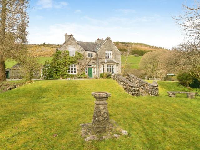 6 bedroom detached house for sale