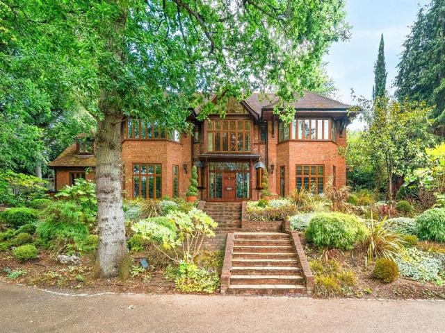 6 bedroom detached house for sale