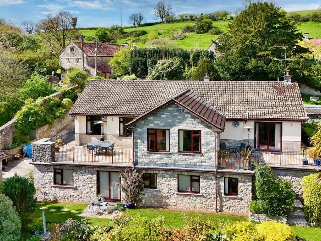 6 bedroom detached house for sale