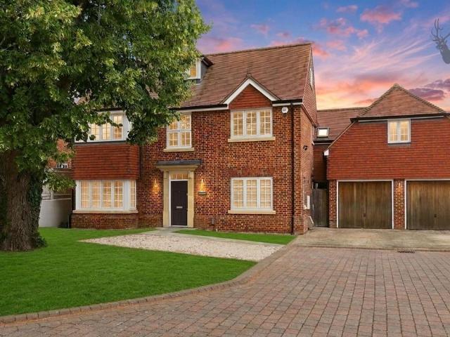 6 bedroom detached house for sale