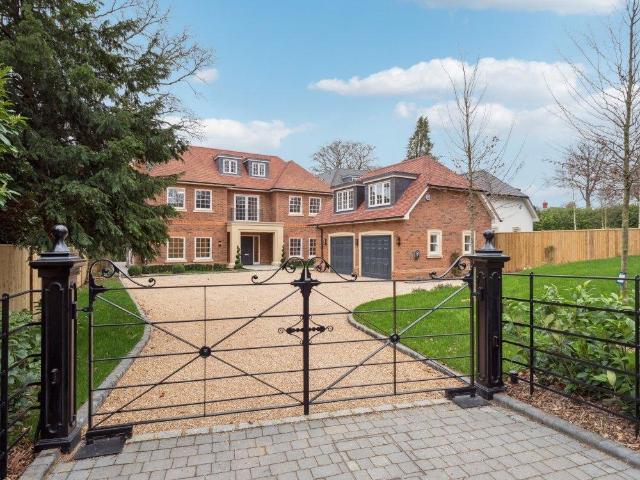 6 bedroom detached house for sale