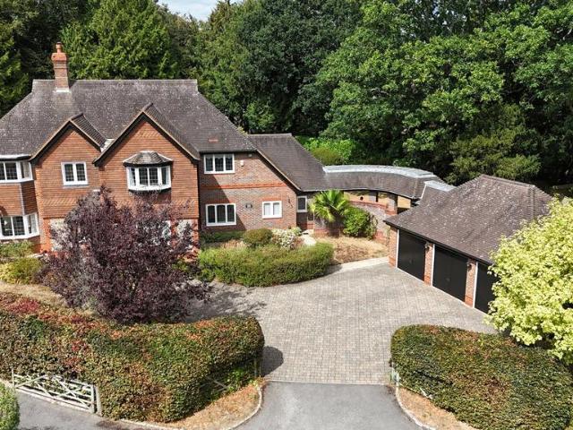 6 bedroom detached house for sale