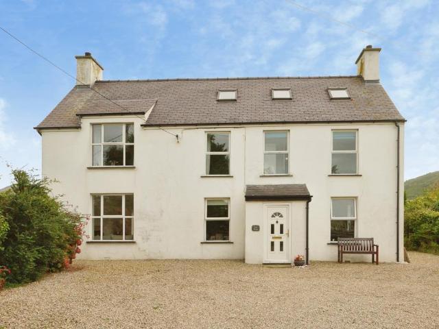 6 bedroom detached house for sale