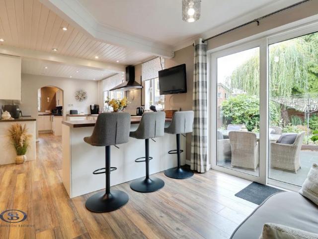 6 bedroom detached house for sale