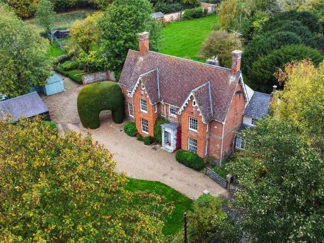 6 bedroom detached house for sale