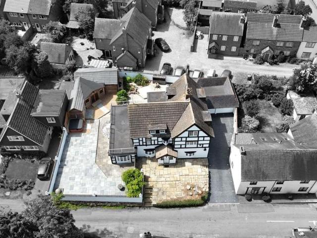 6 bedroom detached house for sale