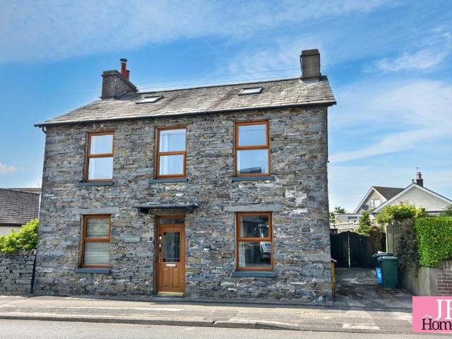 6 bedroom detached house for sale
