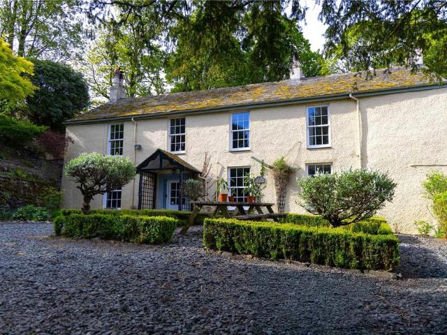 6 bedroom detached house for sale