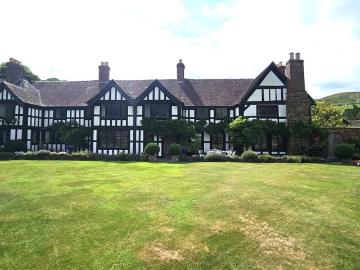 6 bedroom detached house for sale
