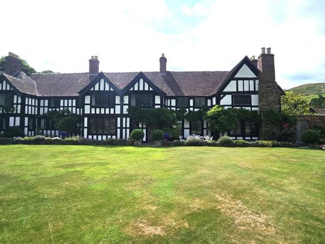 6 bedroom detached house for sale
