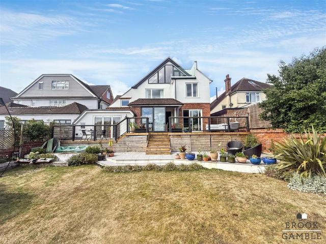 6 bedroom detached house for sale