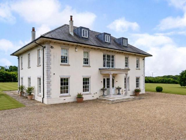 6 bedroom detached house for sale
