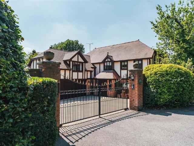 6 bedroom detached house for sale