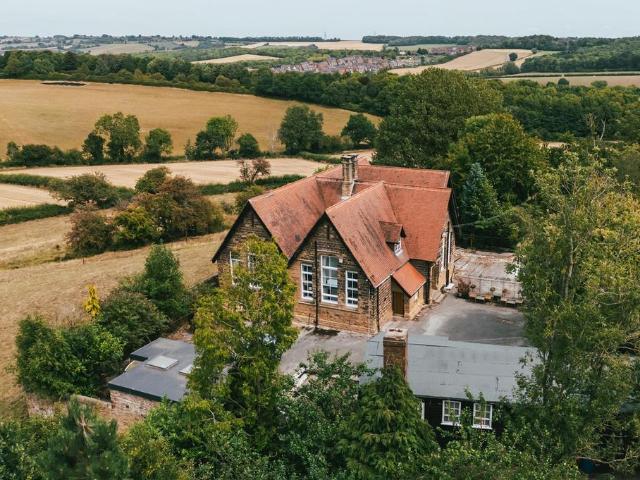 6 bedroom detached house for sale