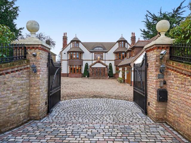 6 bedroom detached house for sale